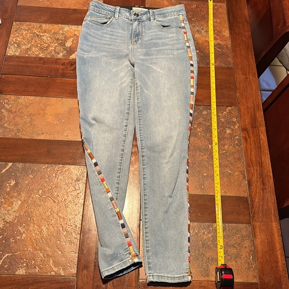 Skinny Jeans Pre-washed with hand sewn stripes up the side. - Picture 8 of 9